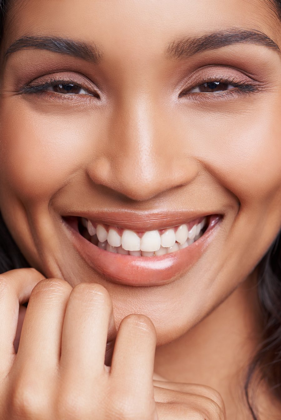 Paciente sorrindo — resultado de tratamento na Clínica Gnathion